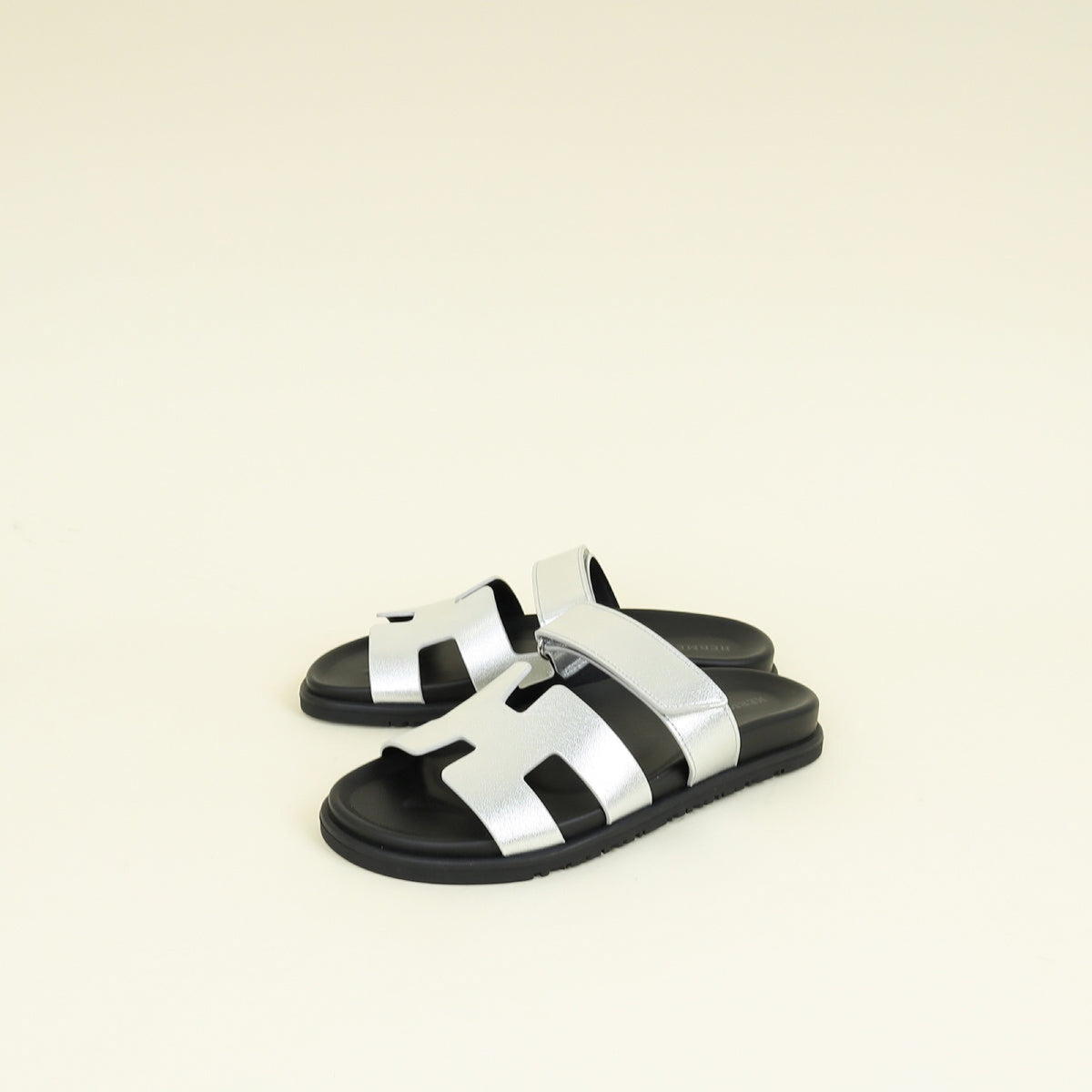 Hermès Women Chypre Sandal Gris argenté front view