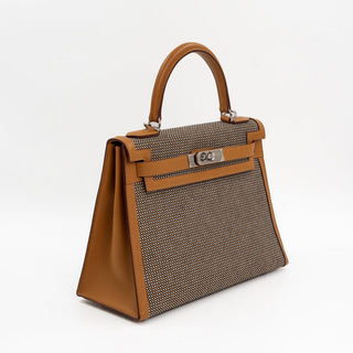 Hermès Kelly 28 Sellier Noir and Blanc detail view