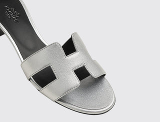 Hermès Oasis Sandal Gris Argenté detail view